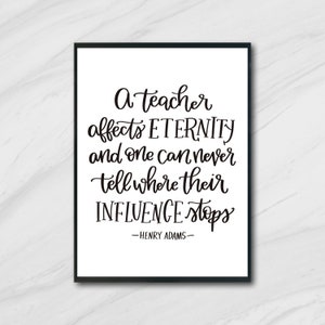 Puede incluir: Impresión tipográfica en blanco y negro con una cita sobre los maestros que afectan la eternidad. La cita dice: "Un maestro afecta la eternidad y uno nunca puede decir dónde termina su influencia." La cita se atribuye a Henry Adams.