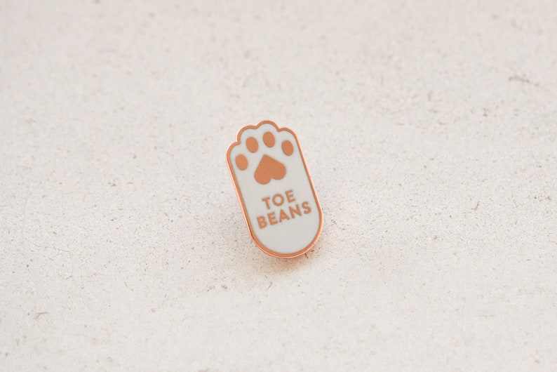Toe Beans Enamel Lapel Pin gold copper hard enamel pin cloisonne pin black cat paws white cat pin