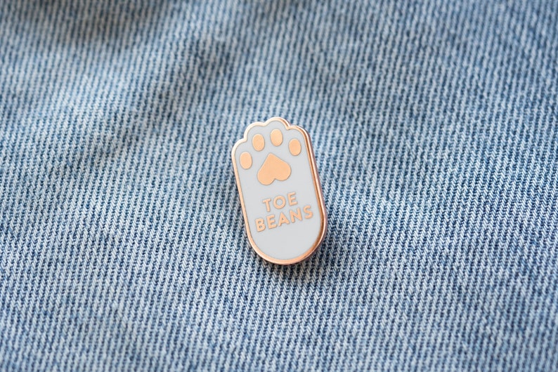 Toe Beans Enamel Lapel Pin gold copper hard enamel pin cloisonne pin black cat paws white cat pin