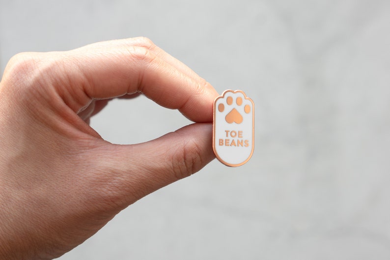 Toe Beans Enamel Lapel Pin gold copper hard enamel pin cloisonne pin black cat paws white cat pin