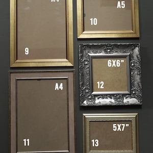 Op de afbeelding: Vijf fotolijsten in verschillende maten en stijlen hangen aan een donkergrijze muur. De lijsten zijn allemaal goud of zilver van kleur en hebben verschillende maten passe-partouts. De lijsten zijn gelabeld met hun maten: A4, A5, 6x6", 5x7" en 9, 10, 11, 12 en 13.