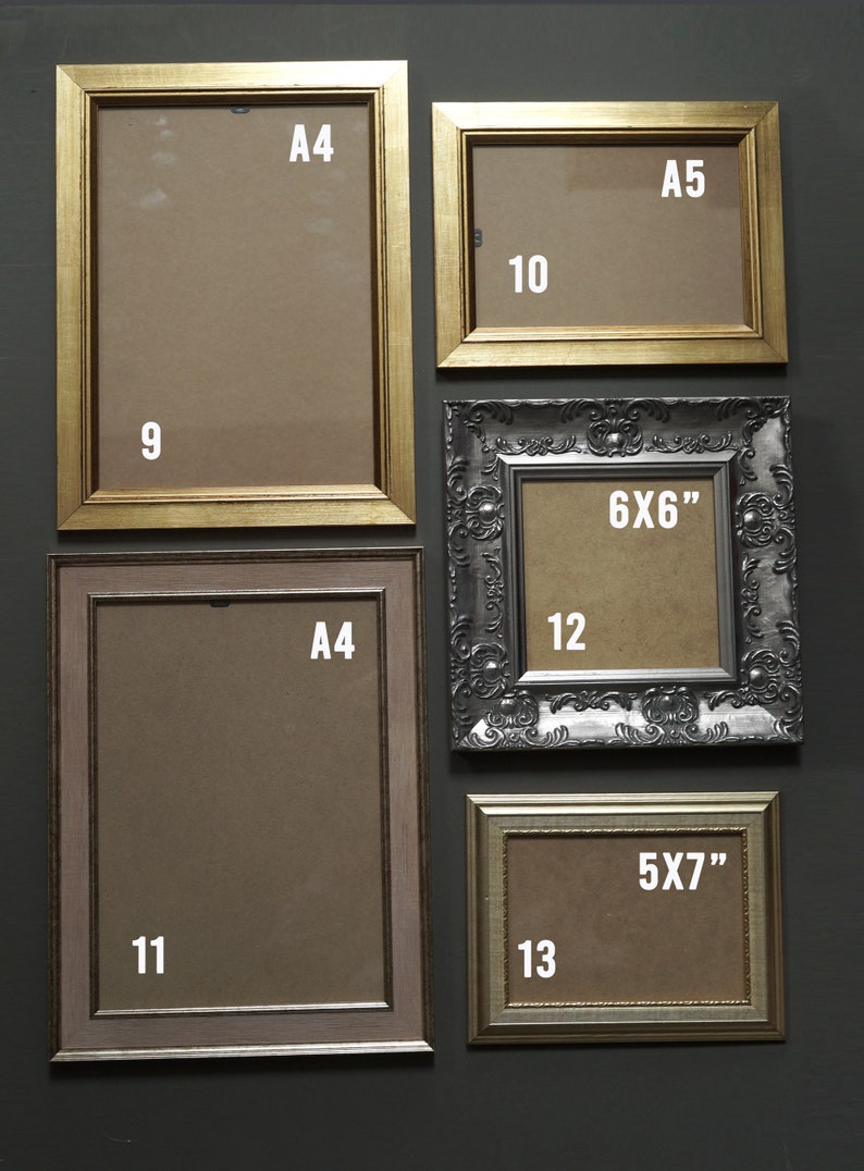 Op de afbeelding: Vijf fotolijsten in verschillende maten en stijlen hangen aan een donkergrijze muur. De lijsten zijn allemaal goud of zilver van kleur en hebben verschillende maten passe-partouts. De lijsten zijn gelabeld met hun maten: A4, A5, 6x6", 5x7" en 9, 10, 11, 12 en 13.
