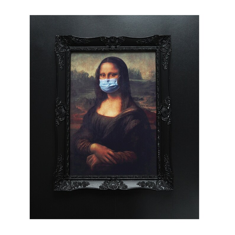 Puede incluir: Una pintura enmarcada de la Mona Lisa con una mascarilla facial azul. La pintura est&aacute; en un marco negro con detalles ornamentados.