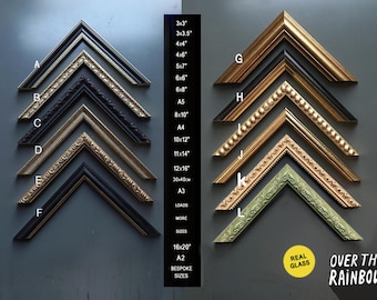 Puede incluir: Una colección de doce muestras de esquinas de marcos de fotos en forma de V etiquetadas de la A a la L, con varios acabados metálicos, negros y ornamentados. Una columna central lista tamaños como 3x3", 4x6", 8x10" y 16x20". Un círculo amarillo dice REAL GLASS.