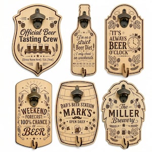 Könnte beinhalten: Sechs wandmontierte Flaschenöffner aus Holz mit Metallbeschlägen. Jedes Schild ist mit laser-gravierten Texten und Grafiken zum Thema Bier versehen, darunter Phrasen wie Official Beer Tasting Crew, It's Always Beer O'Clock und Weekend Forecast.