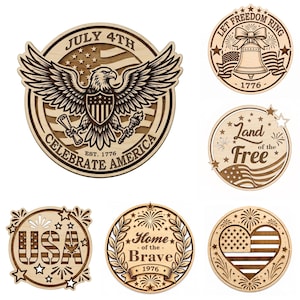 Könnte beinhalten: Eine Sammlung von sechs runden Holzschildern mit patriotischen amerikanischen Motiven. Die Gravuren zeigen einen Weißkopfseeadler mit dem Text JULY 4TH CELEBRATE AMERICA, eine Glocke mit LET FREEDOM RING 1776, Land of the Free, USA, Home of the Brave 1776 und eine herzförmige Flagge.