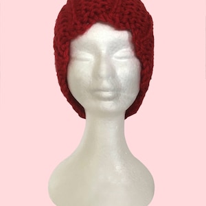 Knitted Vintage Hat with Scalloped Edge