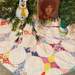 Falda para árbol de Navidad Upcycled5 hecha con colchas vintage reutilizadas CINCO