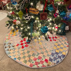 Falda de árbol de Navidad reciclada de colchas vintage reutilizadas