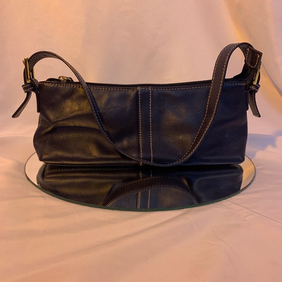 Contrast stitch baguette bag - image 10