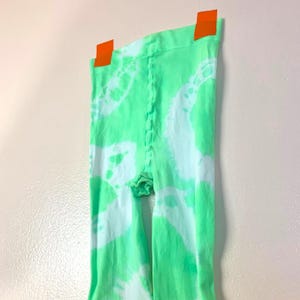 Recycelte Batik-Strumpfhose: Neongrüne, umweltfreundliche Mode