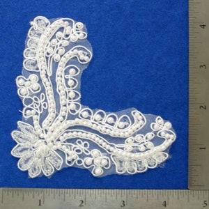 Vintage Pearl Scroll Corner Accent Applique