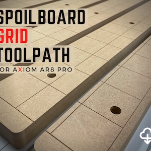Może przedstawiać: Zbliżenie na ścieżkę narzędzia siatki spoilboard dla maszyny CNC Axiom AR8 Pro. Spoilboard jest wykonany z jasnobrązowego materiału i ma wzór siatki kwadratów z otworami wywierconymi w rogach. Tekst "SPOILBOARD GRID TOOLPATH FOR AXIOM AR8 PRO" jest nadrukowany na spoilboardzie.