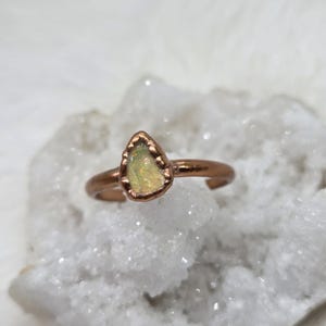 Anillo de ópalo en bruto talla 6 / Ópalo Welo etíope natural / Anillo de ópalo en bruto electroformado en cobre / Ópalo auténtico / Anillo de ópalo genuino / Ópalo de fuego