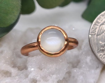 Anillo electroformado de cobre de piedra lunar blanca tamaño 6 / Anillo de piedra lunar de cobre / Anillo de piedra de nacimiento / Joyería de cobre / Anillo de piedra preciosa natural