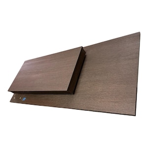 Pu&ograve; includere: Una mensola rettangolare in legno marrone scuro con venature a vista, composta da un ripiano pi&ugrave; piccolo montato su un pannello di base pi&ugrave; grande. La superficie presenta una texture orizzontale e il pannello base include due piccoli fori.
