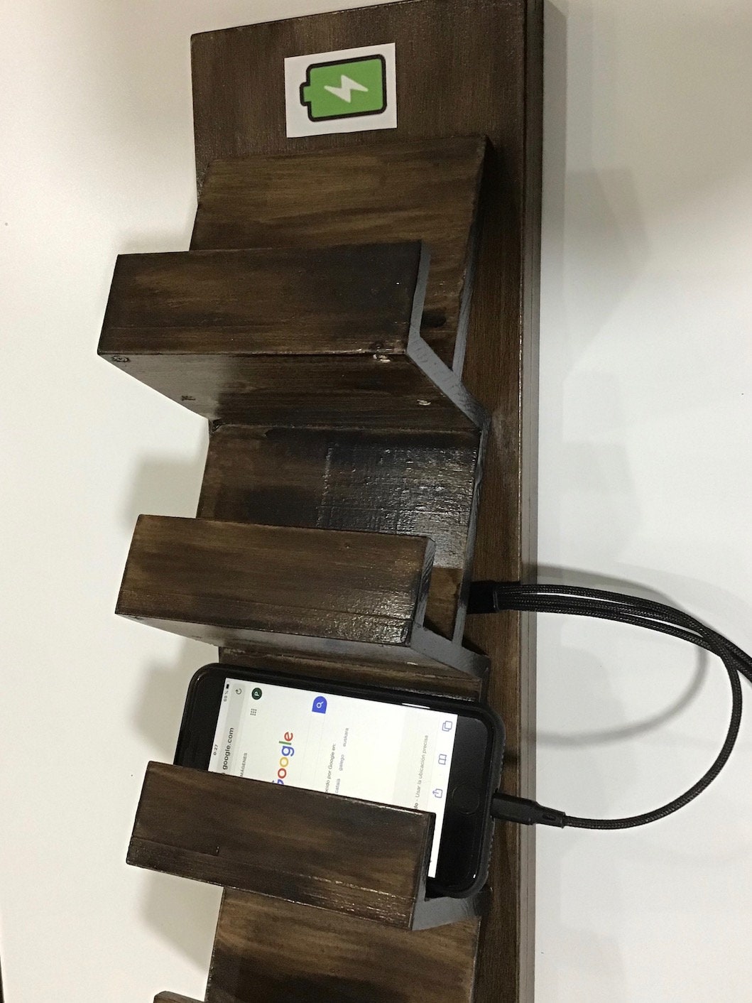 Supporto da parete per tablet in rovere oliato con funzione di