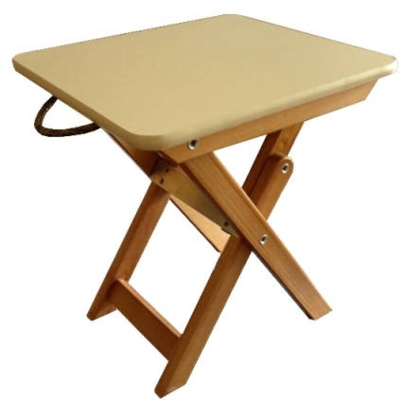 Puede incluir: Una mesa plegable de madera marr&oacute;n claro con una tapa beige. La mesa tiene un asa de cuerda y est&aacute; hecha de madera natural.