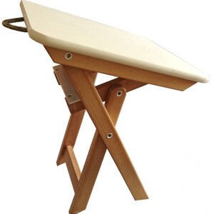 Puede incluir: Una mesa plegable blanca con un marco de madera. La mesa tiene un asa de cuerda y est&aacute; hecha de madera natural.