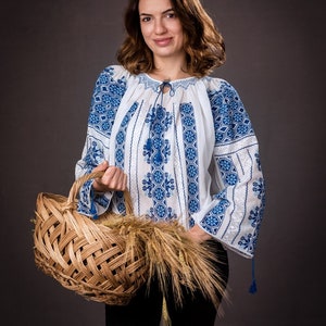 M  size  handmade ie romaneasca embroidery authentic Romanian folk blouse  peasant Ukrainean blouse  Hungarian Rumänische top Bluse