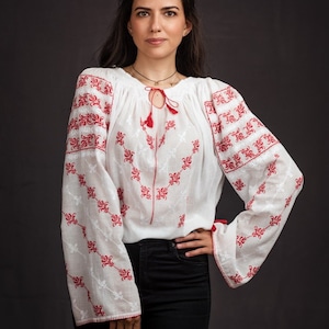 L size Vintage & NEVER WORN Handmade embroidery Romanian blouse ie romaneasca blouse Roumaine folk costume peasant top  vyshyvanka antique