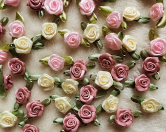 100pcs Mini ruban de satin Fleurs de rose Tissu de soie Appliques de fleurs Fait à la main DIY pour la décoration de mariage Artisanat Accessoires de couture
