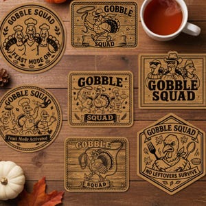 Könnte beinhalten: Sieben Designs im Holzstil mit Grafiken zum Thema Truthahn und dem Text "Gobble Squad". Die Designs umfassen verschiedene Formen und Illustrationen, ideal für Thanksgiving- oder herbstliche Projekte. Der Text "Instant Digital Download" ist ebenfalls enthalten.