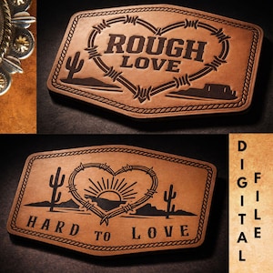 Könnte beinhalten: Zwei braune Ledergürtelschnallen mit eingravierten Designs. Eine zeigt die Worte "ROUGH LOVE" in einem Stacheldrahtherz, mit Kakteen und einer Wüstenlandschaft. Die andere sagt "HARD TO LOVE" mit einem Sonnenaufgang und Kakteen.