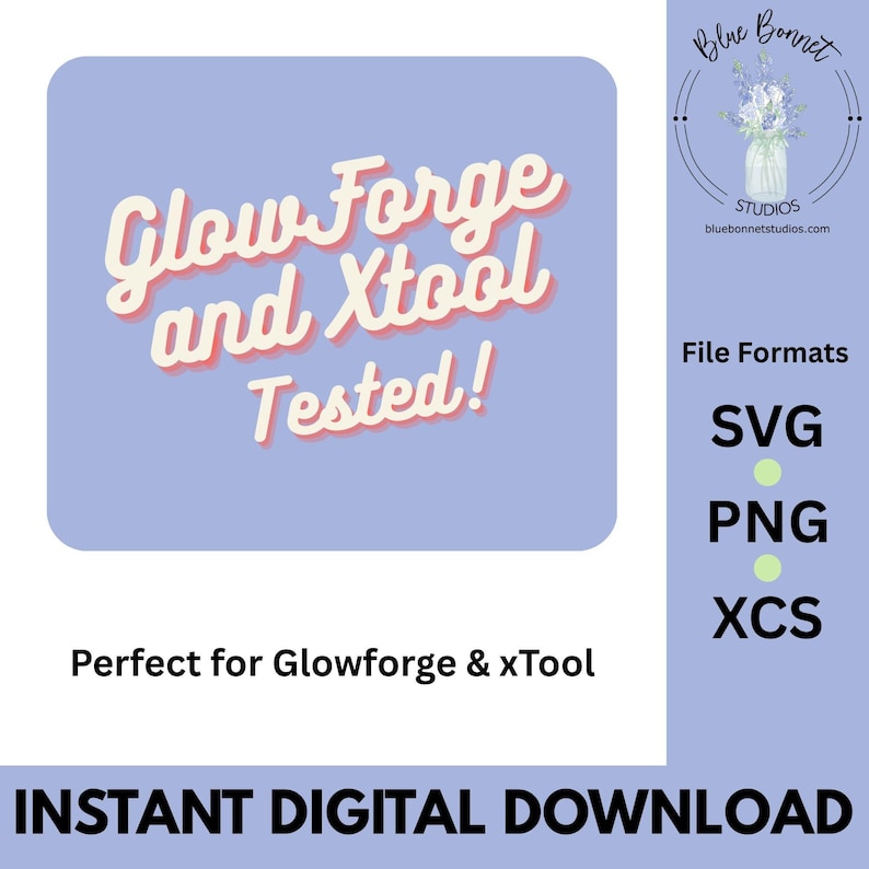 K&ouml;nnte beinhalten: Digitaler Download-Grafik mit dem Text "Glow Forge and Xtool Tested!" in einer Retro-Schriftart. Das Bild enth&auml;lt die Dateiformate SVG, PNG und XCS. Der Text "Perfect for Glowforge & xTool" ist ebenfalls enthalten.