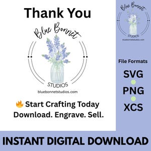 K&ouml;nnte beinhalten: Wei&szlig;es Grafikdesign mit dem Text "Thank You" und "Blue Bonnet Studios". Das Design beinhaltet eine Blumenillustration in einem Einmachglas. Das Bild listet auch Dateiformate auf: SVG, PNG und XCS. Der Text "Start Crafting Today. Download. Engrave. Sell." ist ebenfalls enthalten.