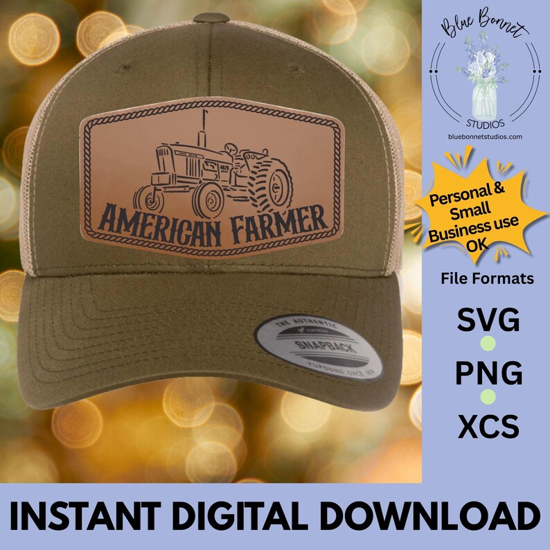 K&ouml;nnte beinhalten: Olivgr&uuml;ne Trucker-Cap mit beigefarbenem Mesh-R&uuml;cken. Auf der Vorderseite befindet sich ein braunes Lederpatch mit einer Traktorgrafik und den Worten "AMERICAN FARMER". Die Kappe hat einen gebogenen Schirm und einen Snapback-Verschluss.