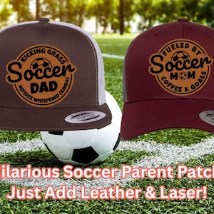 Puede incluir: Dos gorras de camionero marrón y granate con parches que dicen "Kicking Grass Soccer Dad Referee Whisperer (Kinda)" y "Fueled by Soccer Mom Coffee & Goals".