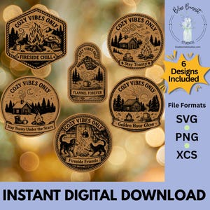 Może przedstawiać: Kolekcja sześciu brązowo-czarnych naklejek do pobrania cyfrowego o przytulnej tematyce. Każda naklejka zawiera ilustracje ognisk, domków i tekstów takich jak "Fireside Chill" i "Cozy Vibes Only". Obraz zawiera również formaty plików: SVG, PNG i XCS.