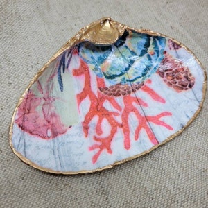 Seashell trinket dish/trinket dish/decoupage sea shell/sea shell dish/decoupage clam shell/jewelry trinket dish/coastal decor/Seashell decor