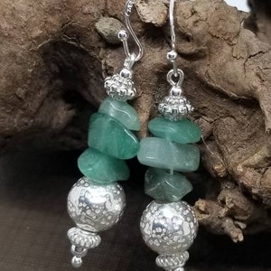 sterling silver earrings/dangle boho earrings/green stone earrings/hippe style earrings/hammered silver earrings/chandelier earrings
