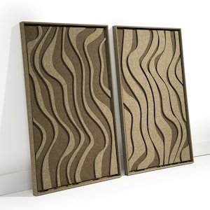 Può includere: Due pannelli da parete rettangolari caratterizzati da un design strutturato e stratificato con motivi a onde verticali ondulate in tonalità marrone chiaro e scuro. Ogni pannello è racchiuso in una cornice, creando un effetto tridimensionale.