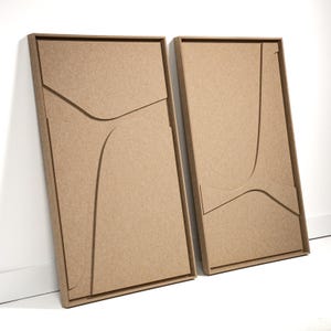 Puede incluir: Dos piezas rectangulares de arte mural con una superficie texturizada de color marrón claro. Cada pieza tiene un diseño tallado único con líneas curvas y angulares. Los marcos son de un tono marrón más oscuro.