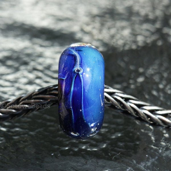 Perle artisanale en verre filé, trou 4 mm, fond bleu, reflets métalliques, œillets en argent 925, pour elle