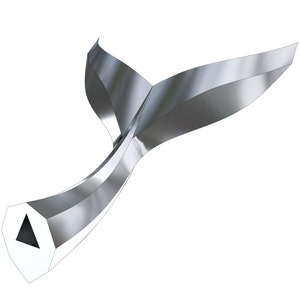 Puede incluir: Escultura metálica plateada y estilizada que representa una cola de ballena. La superficie es lisa y reflectante, con una abertura triangular en la base. La obra de arte se presenta sobre un fondo blanco. Diseño abstracto.