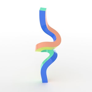 Puede incluir: Escultura abstracta tridimensional con un diseño curvo en forma de cinta. La escultura presenta capas de azul, naranja y verde, creando un efecto visual colorido y dinámico. La obra se encuentra sobre un fondo blanco.