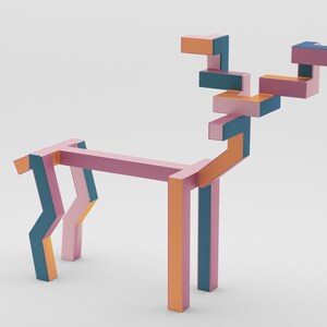 Peut inclure: Une sculpture de cerf géométrique composée de blocs rectangulaires colorés. La sculpture présente des teintes roses, bleues et oranges, créant une esthétique moderne et abstraite. La forme du cerf est définie par des lignes droites et des angles vifs.