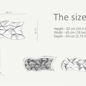 Może przedstawiać: Geometryczna grafika ścienna o poligonalnym wzorze. Wymiary to: wysokość 52 cm, szerokość 45 cm i głębokość 6,5 cm. Obraz zawiera tekst "The size:" i wymiary.