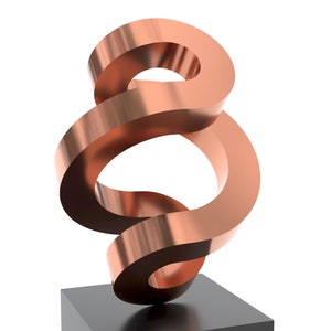 Può includere: Una scultura astratta color rame con un design a nastro continuo. La scultura è montata su una base quadrata nera. L'opera d'arte ha una superficie lucida e riflettente, su sfondo bianco.