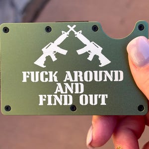 Billetera delgada grabada personalizada / Billetera grabada / F*ck Around and Find Out / Regalo para el padrino / Cazador / Personalizado / Billetera para tarjetas / Pared de metal