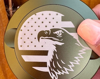 Estuche de nicotina con bandera estadounidense grabada y águila. Estuche de aluminio. Estuche discreto. Estuche de viaje.