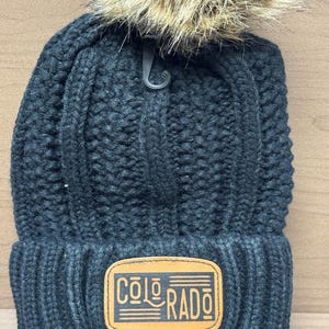 Gorro personalizado com patch de couro do Colorado | Gorro de inverno | Gorro personalizado | Gorro de inverno feminino | Presente do Colorado | Montanhas Rochosas | Gorro com pompom