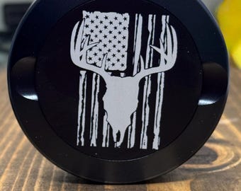 Lata de nicotina con calavera de vaca grabada con la bandera estadounidense