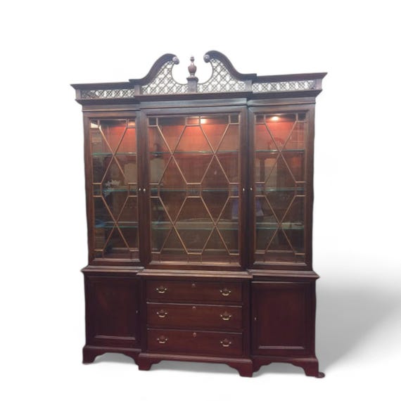 Vintage Lexington China Cabinet: Sliding Glass Door, Chippendale