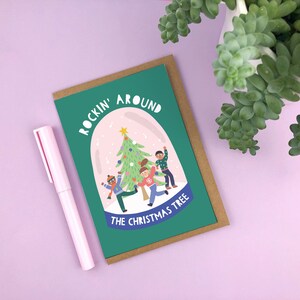 Rockin'intorno all'albero di Natale! Biglietto di Natale con palla di neve/moderno/illustrato/per lui/per lei/contemporaneo/divertente/carino/bellissimo