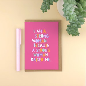 Ik ben een sterke vrouw omdat een sterke vrouw mij heeft opgevoed. A6 Wenskaart / Moederdag / typografie / modern / mama / schattig / vrouwendag